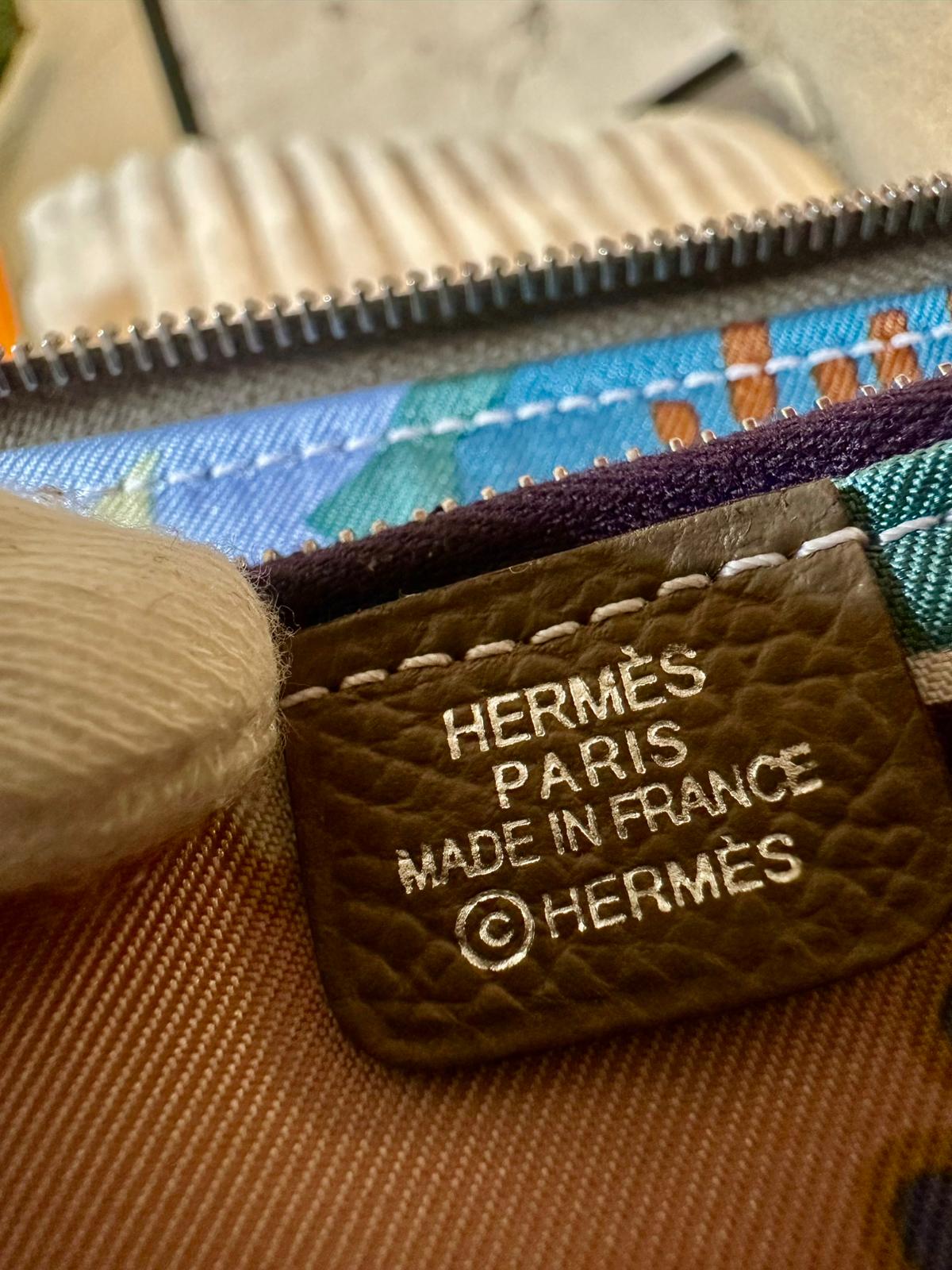 *現貨*Hermes Silk'in Compact Wallet 絲巾短夾大象灰 P32800 /T38500