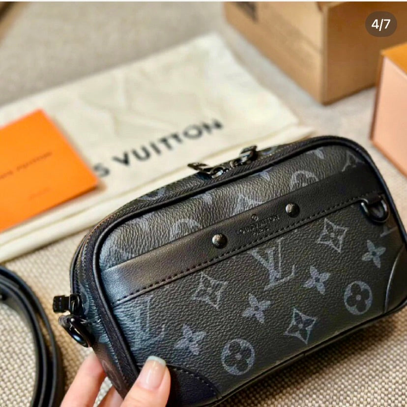 LV Alpha 隨身相機包/1580 ✨🉐67360