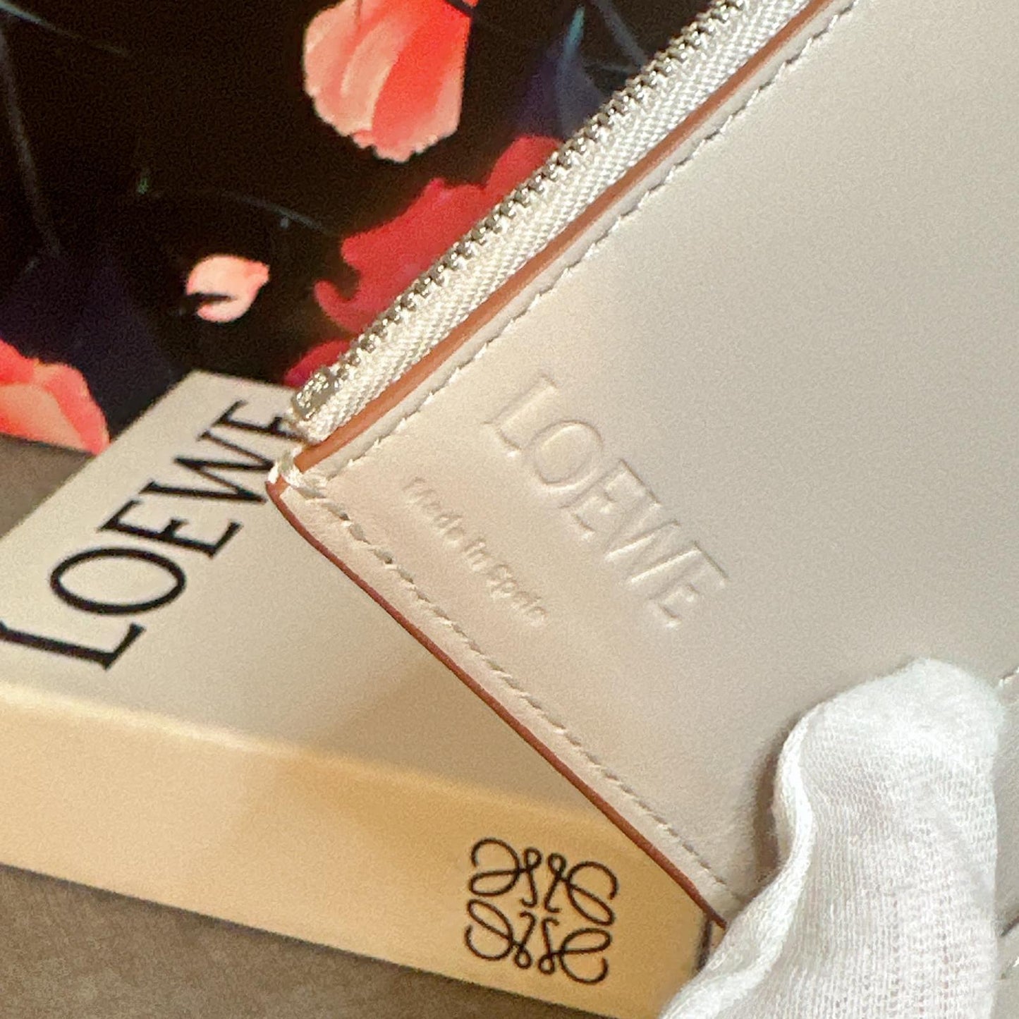 *現貨*Loewe▪️ Anagram Vertical S 小款三折短夾-幽靈白 P14000 /T24000