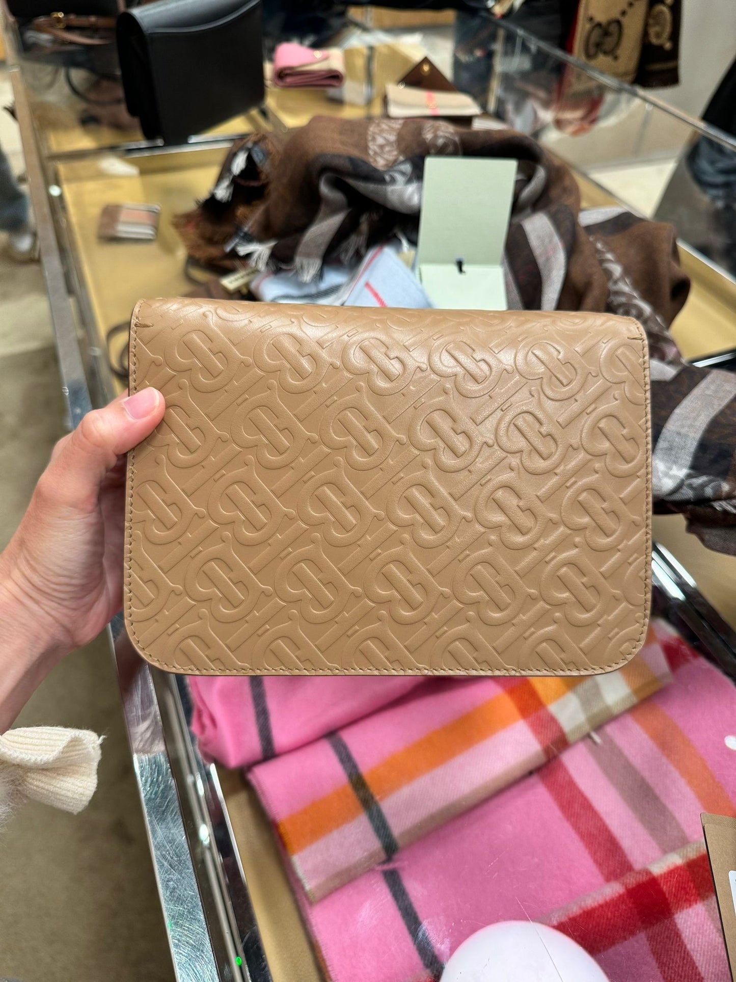 @Burberry TB 壓紋掀蓋斜背包/1225P599 🔥折上七折🉐19670