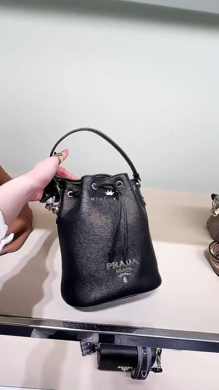 @Prada►Phenix 鳳凰皮革抽繩水桶包/P910