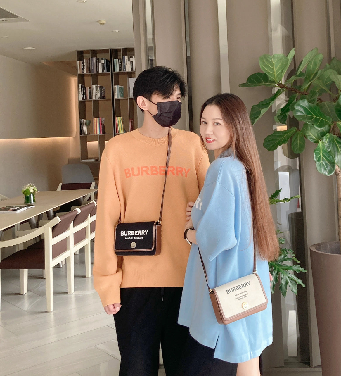 ❌Burberry Horseferry Mini 郵差包-米白