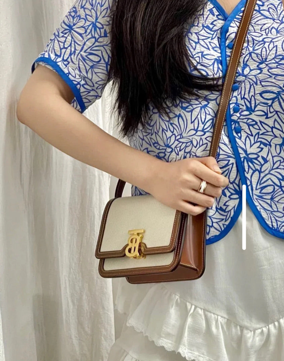 @Burberry TB 掀蓋帆布包/1750P1220 🔔限時折🉐55900