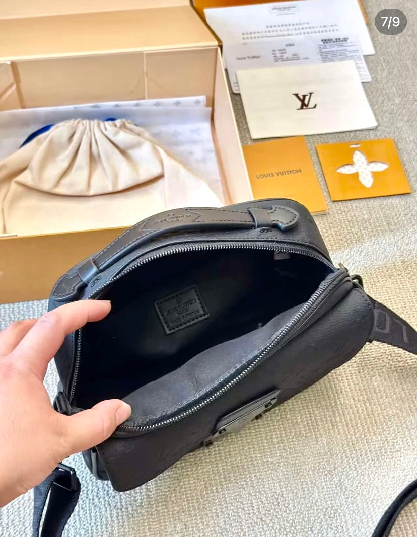 LV S Lock Messenger Bag 男生款郵差包/2610✨🉐108010