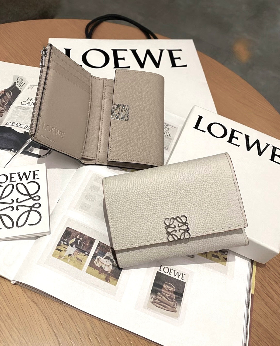 *現貨*Loewe▪️ Anagram Vertical S 小款三折短夾-幽靈白/495 年前特價🉐15800