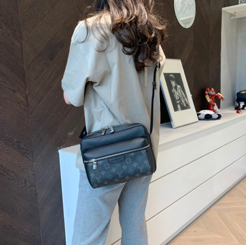 ❌LV Outdoor Messenger Bag 男生款郵差包/1650 ✨🉐68650