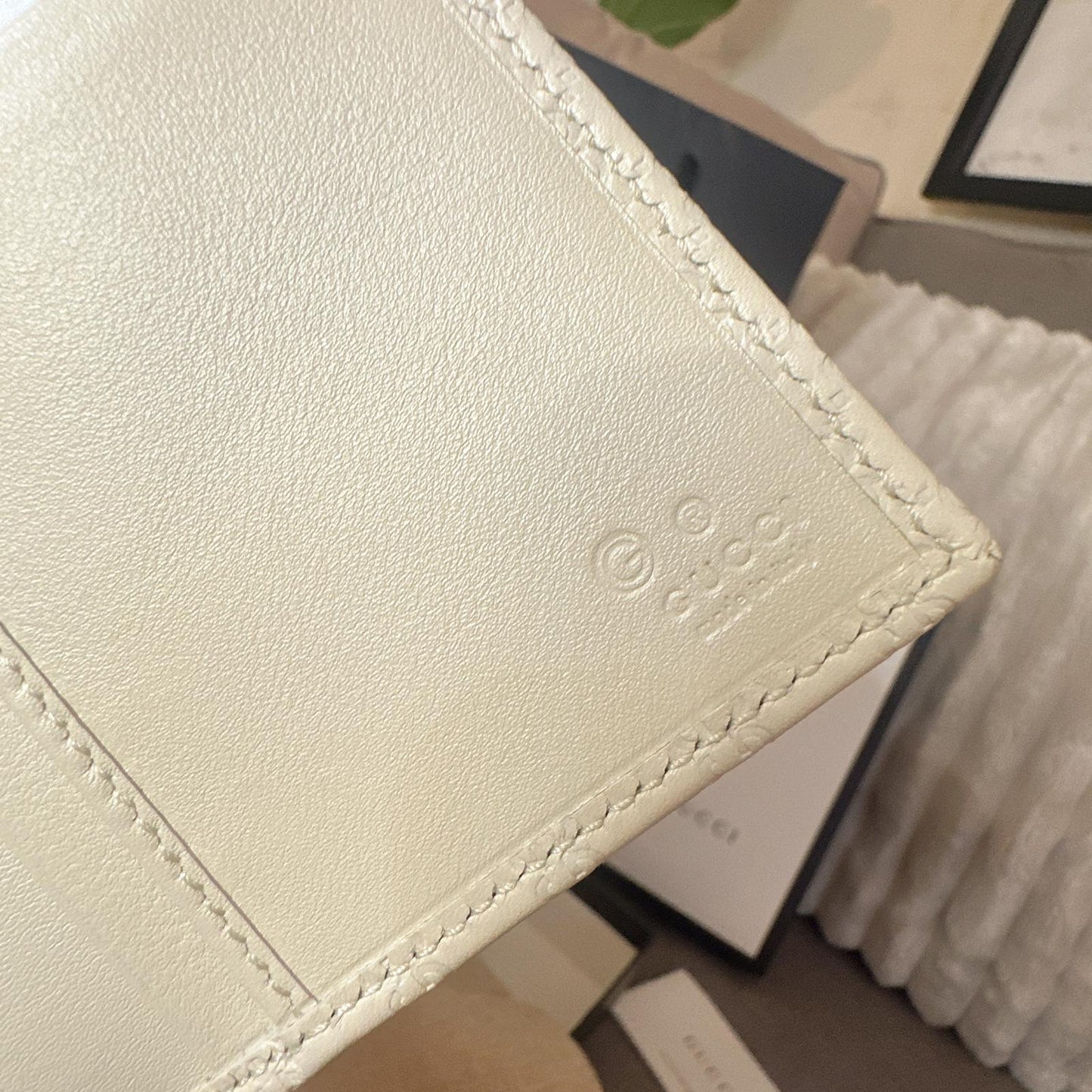 *現貨*@Gucci Calfskin 壓紋翻蓋長夾-白雪公主奶白 P7800 /T14000