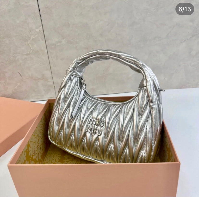 MiuMiu Wander Matelasse Nappa Hobo 小款半月腋下包/1840E2000 🉐69980🏷️