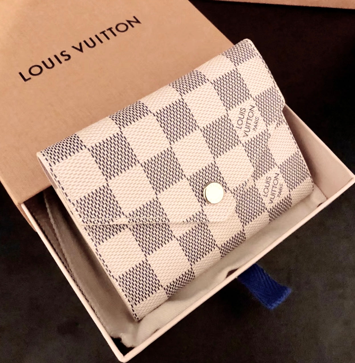 LV Victorine 白棋盤格信封短夾/415 ✨🉐18430