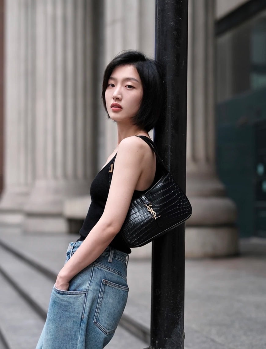 YSL Le 5 à 7 Hobo 鱷魚壓紋亮皮腋下包/1950E2100 🉐74500🇪🇺