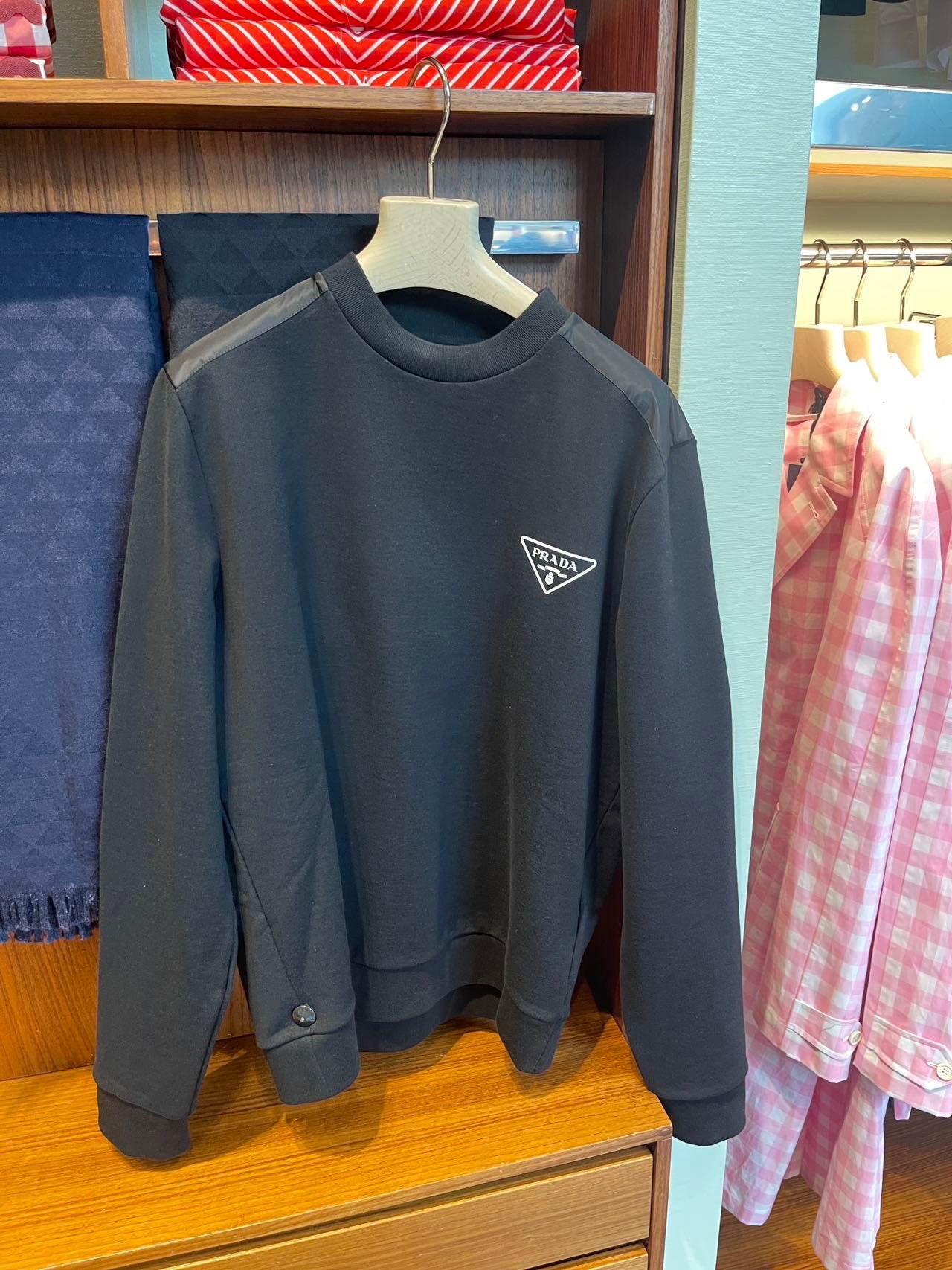 @Prada 男生款大學T上衣/375 🔔限時折🉐17880