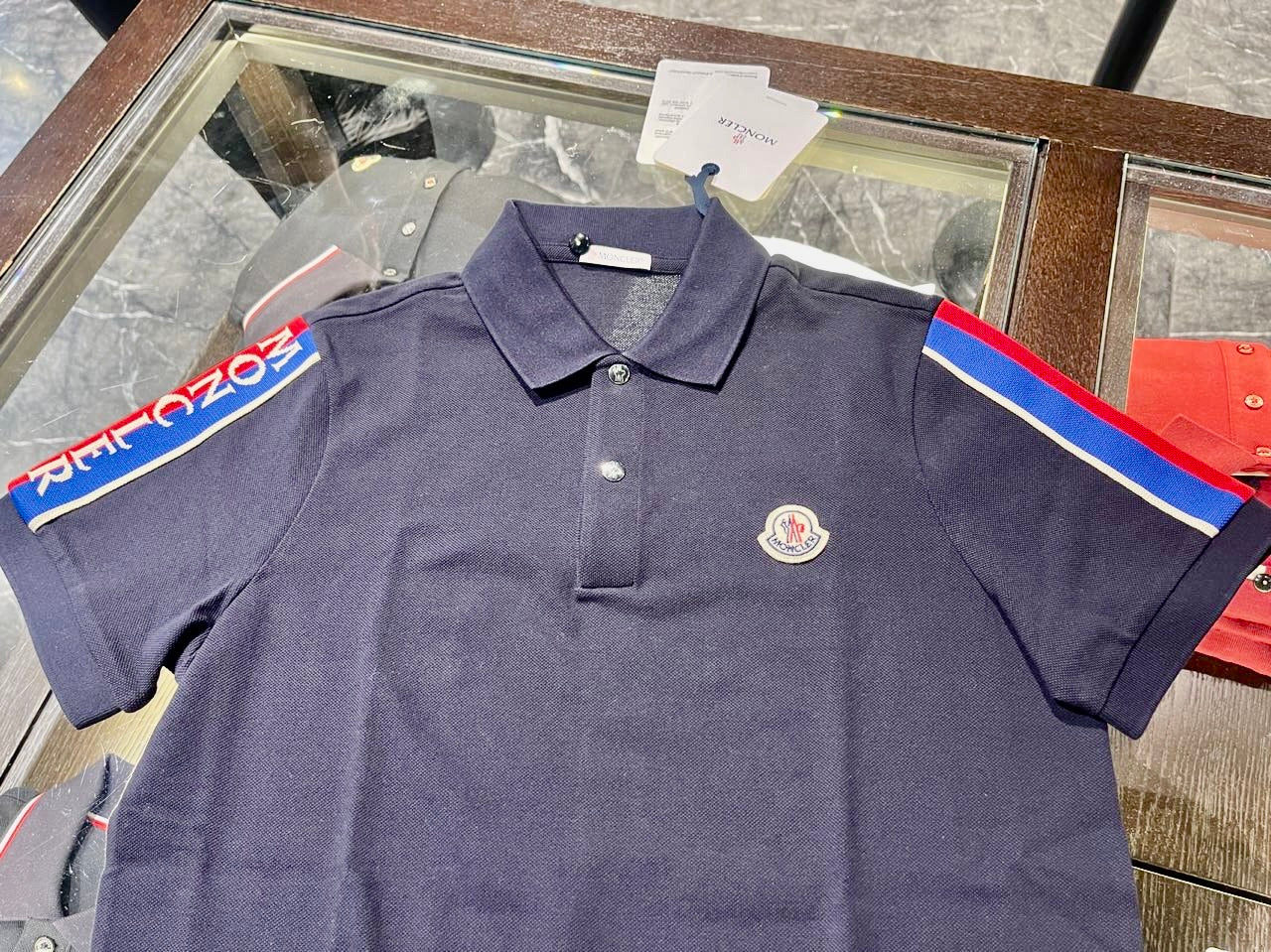 @Moncler 雙肩飾帶Polo上衣 P234 🔔限時折扣 🉐11530