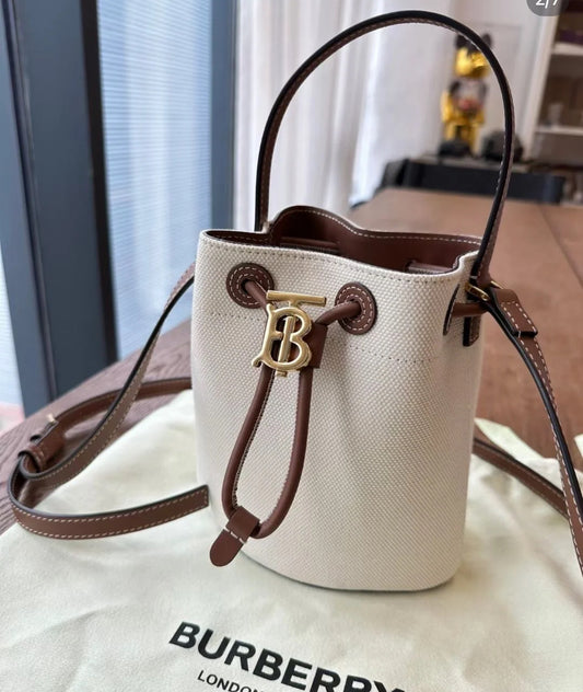 @Burberry TB 帆布水桶包/1050P740 🔔限時折🉐34300