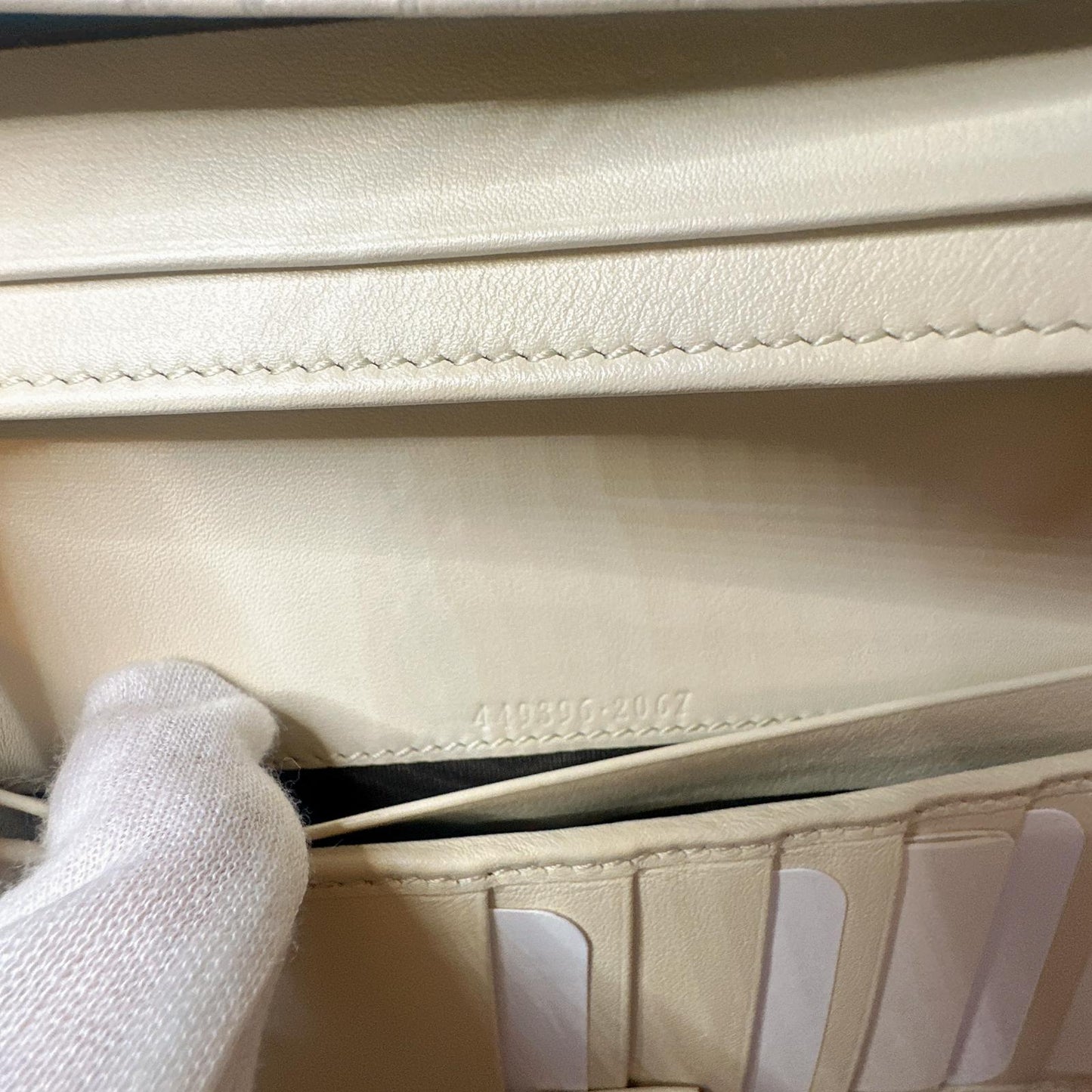 *現貨*@Gucci Calfskin 壓紋翻蓋長夾-白雪公主奶白 P7800 /T14000