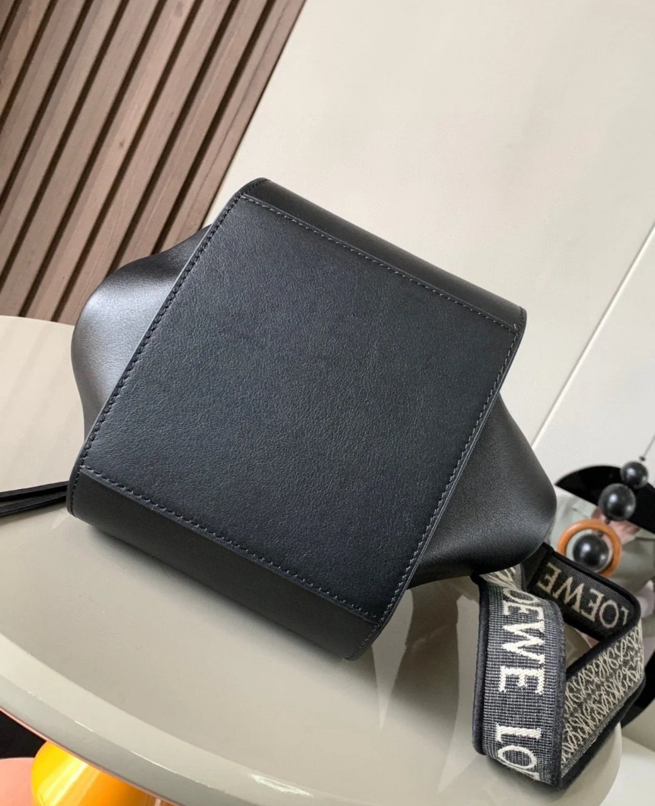 Loewe Compact Hammock 緞面小牛皮吊床包/2450