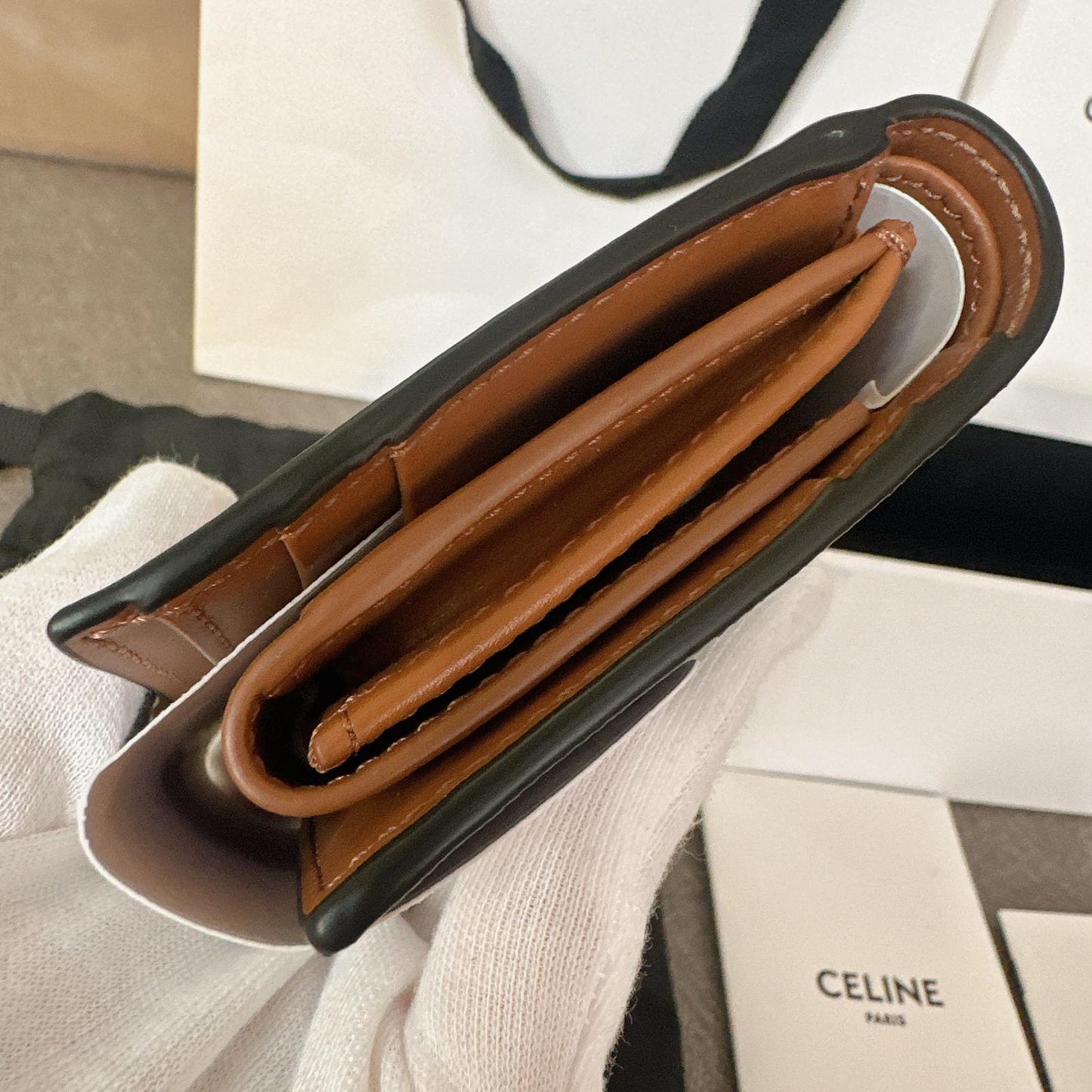 *現貨*Celine▪️Strap In Triomphe S 老花牛皮短夾-棕 P12000 /T20000