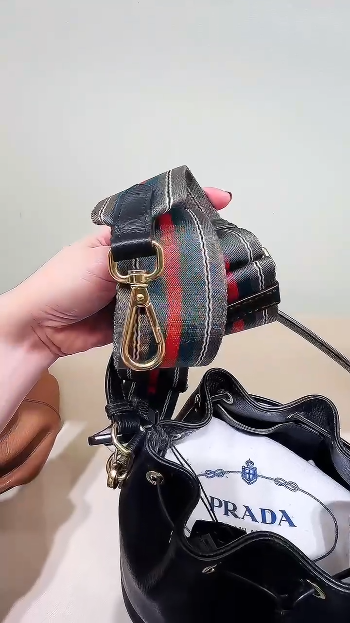 @Prada►Phenix 鳳凰皮革抽繩水桶包/P910