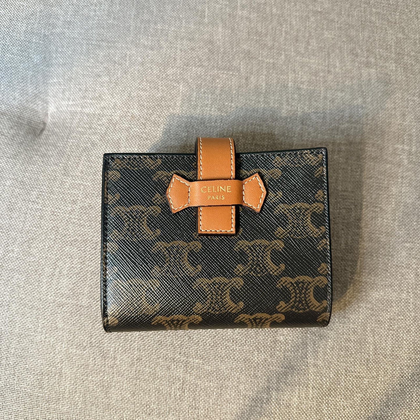 *現貨*Celine▪️Strap In Triomphe S 老花牛皮短夾-棕 P12000 /T20000