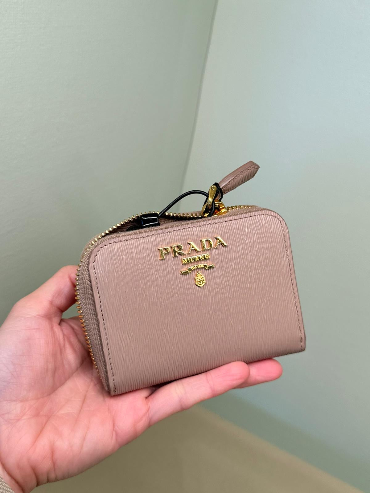 @Prada Wallet 拉鍊短夾/530P270 🔔限時折🉐12950