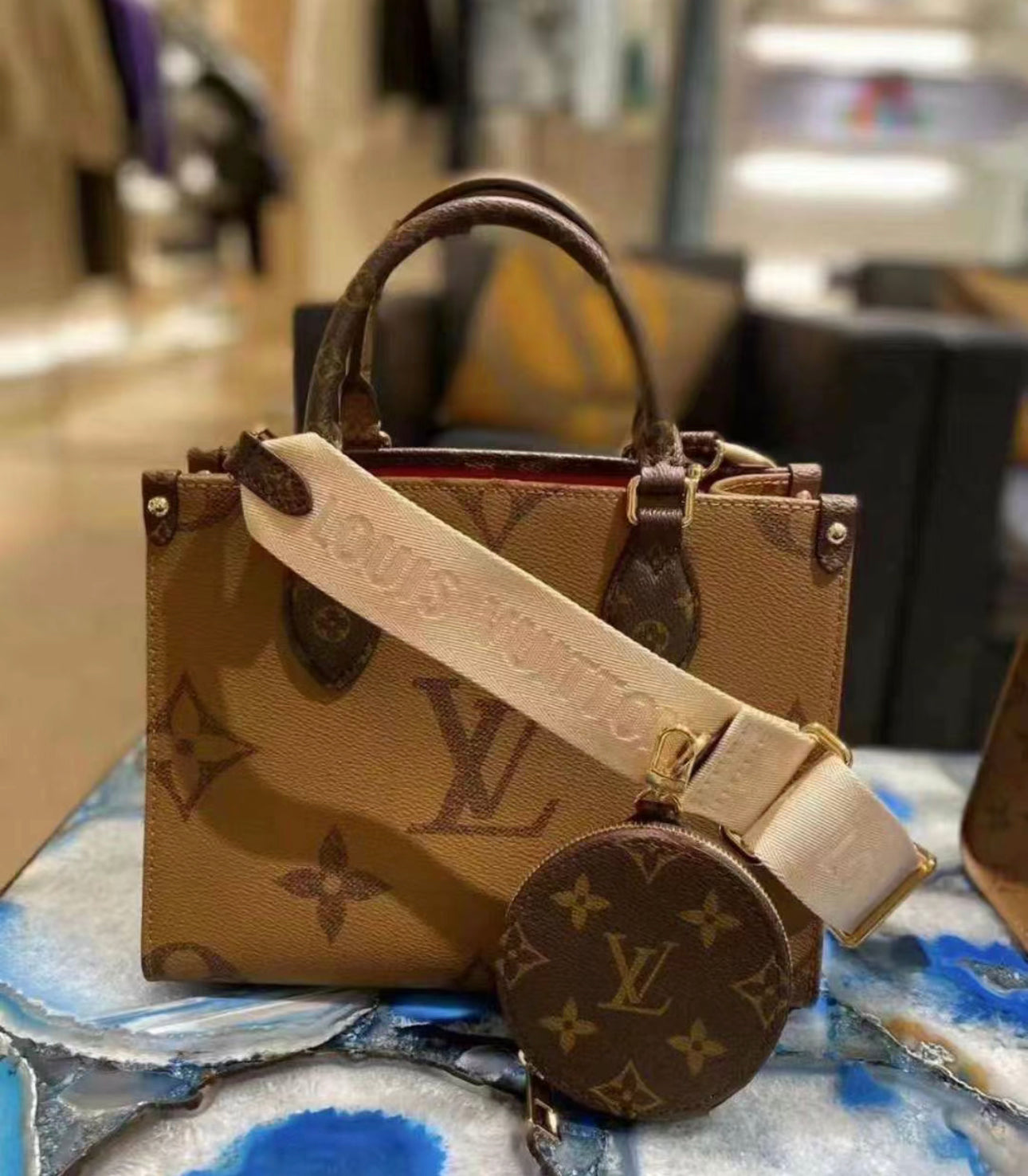 LV▪️OnTheGo PM 小款拼色托特包/2280✨🉐94480