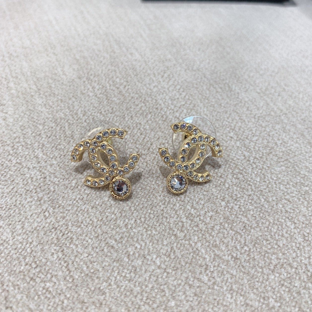 CHANEL✨| CC GOLD METAL EARRINGS 單鑽連排金色耳針 AB8946 -