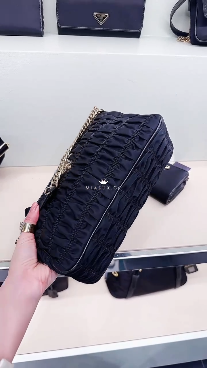 @Prada►Gaufre 尼龍皺褶拉鍊鏈包/P745