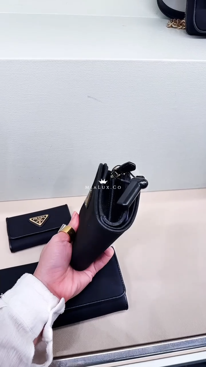 @Prada►Tessuto 尼龍三角標拉鍊對折短夾/P290