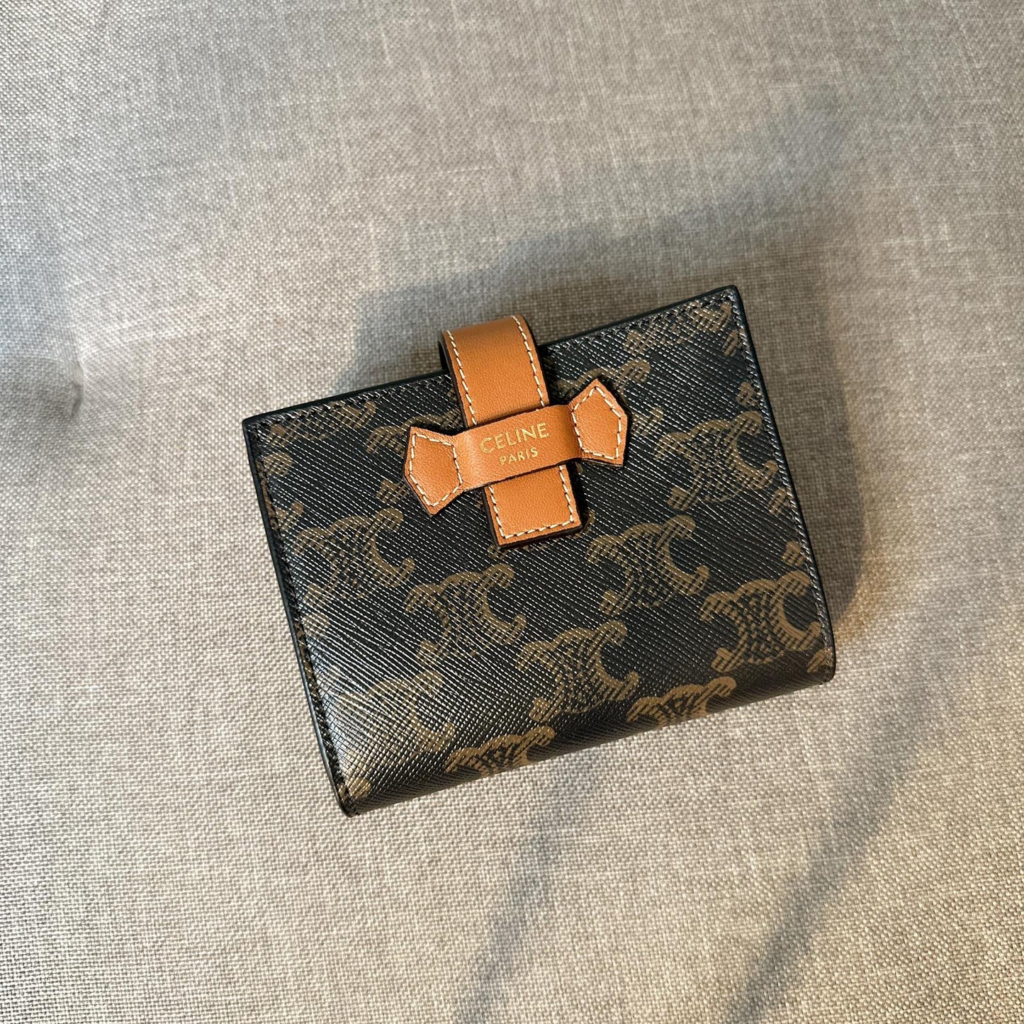 *現貨*Celine▪️Strap In Triomphe S 老花牛皮短夾-棕 P12000 /T20000