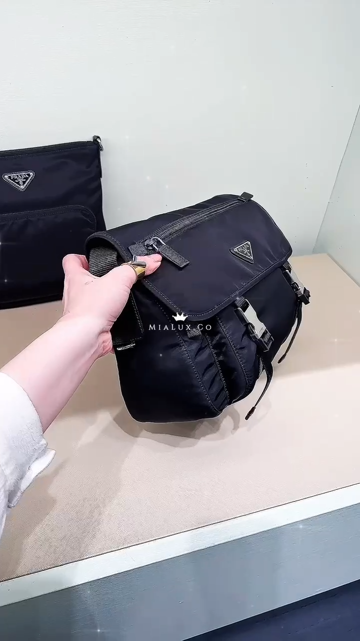 @Prada►Pattina 大尼龍側背包/P910