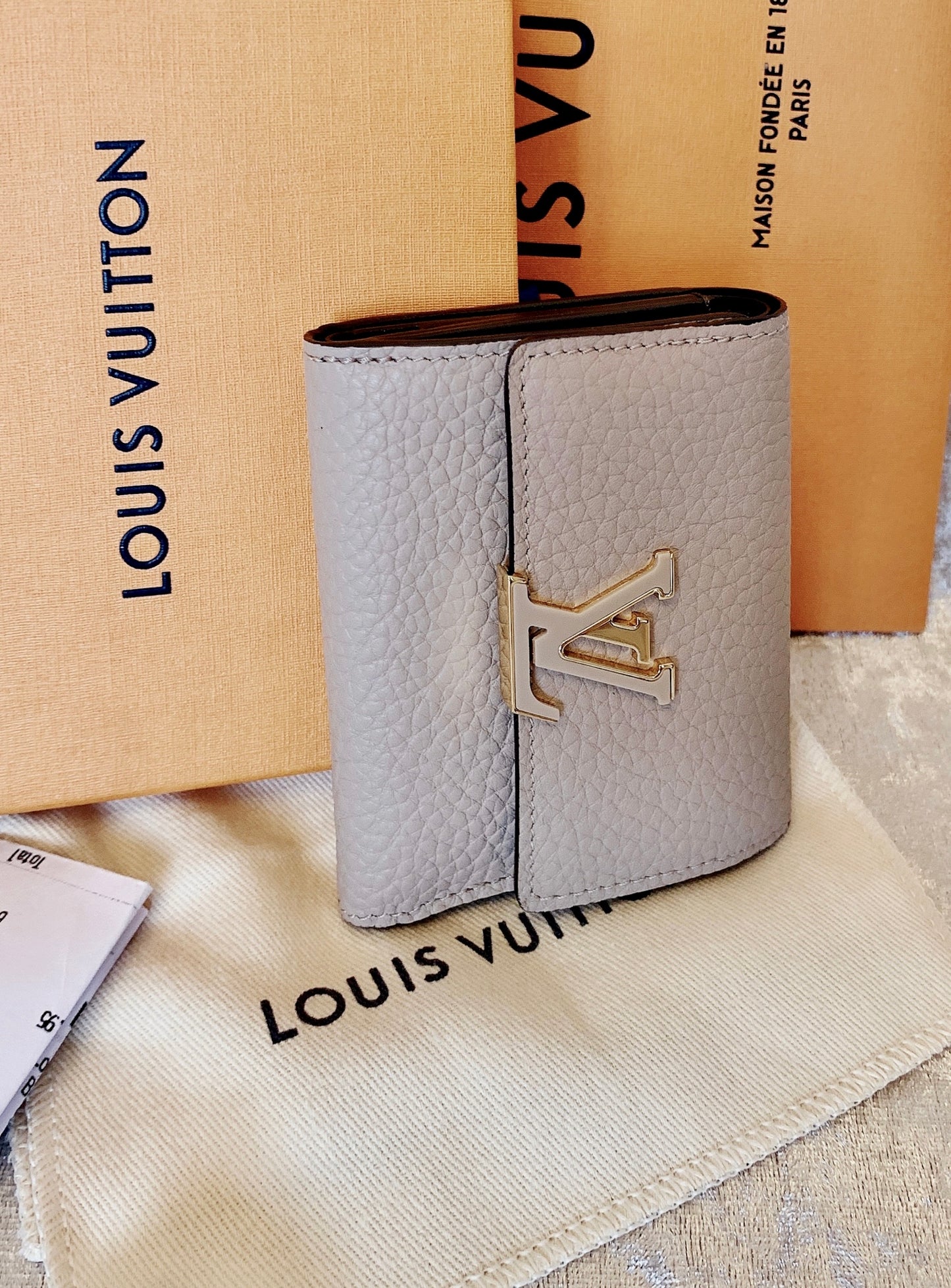 LV Capucines 素面三折短夾/725✨🉐31450