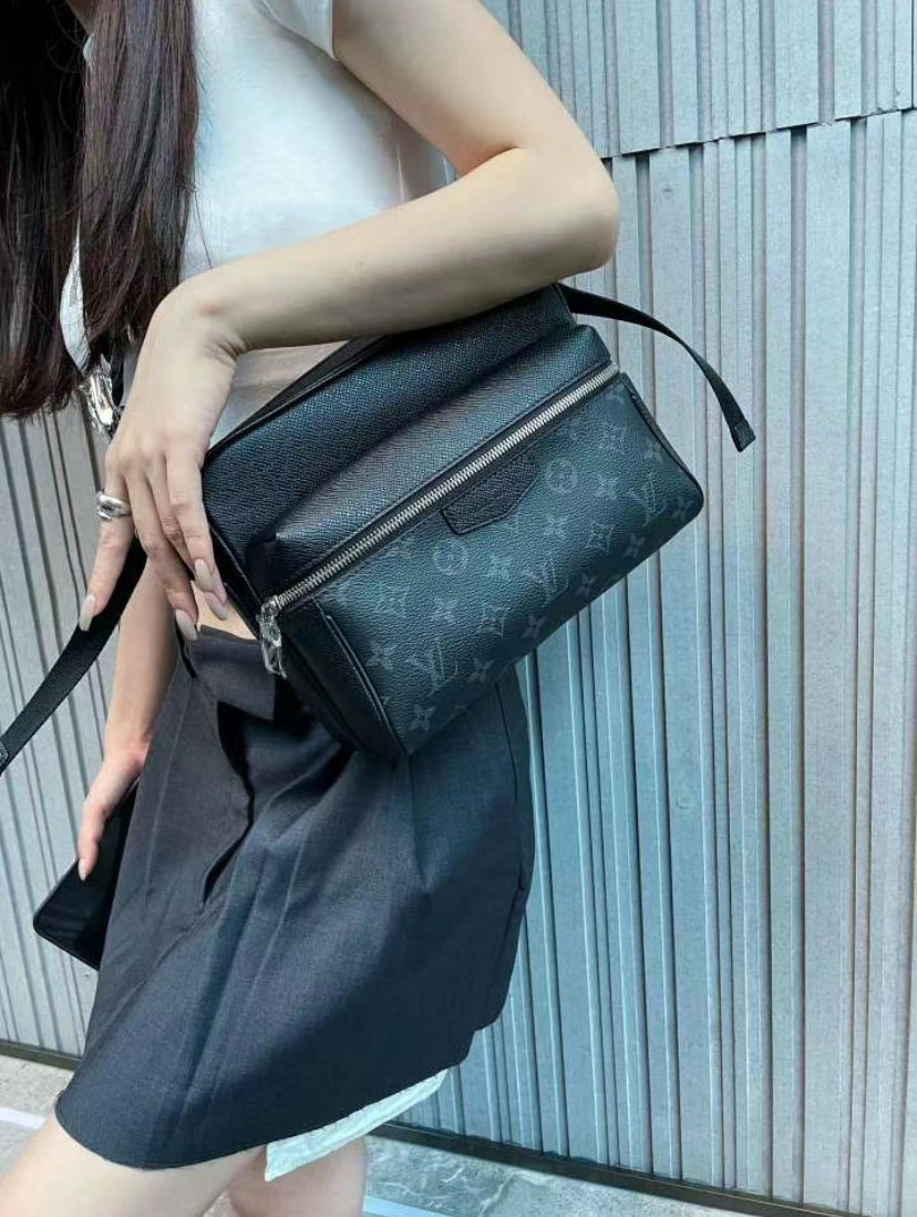 ❌LV Outdoor Messenger Bag 男生款郵差包/1650 ✨🉐68650