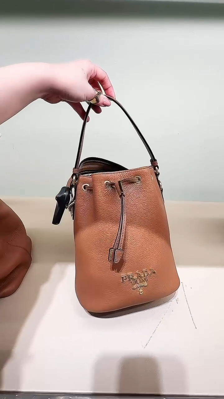@Prada►Phenix 鳳凰皮革抽繩水桶包/P910