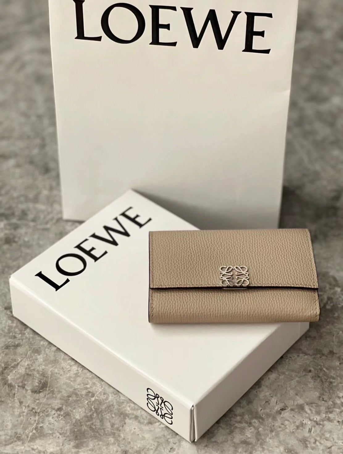 *現貨*Loewe▪️ Anagram Vertical S 小款三折短夾-沙色/495 特價🉐15800