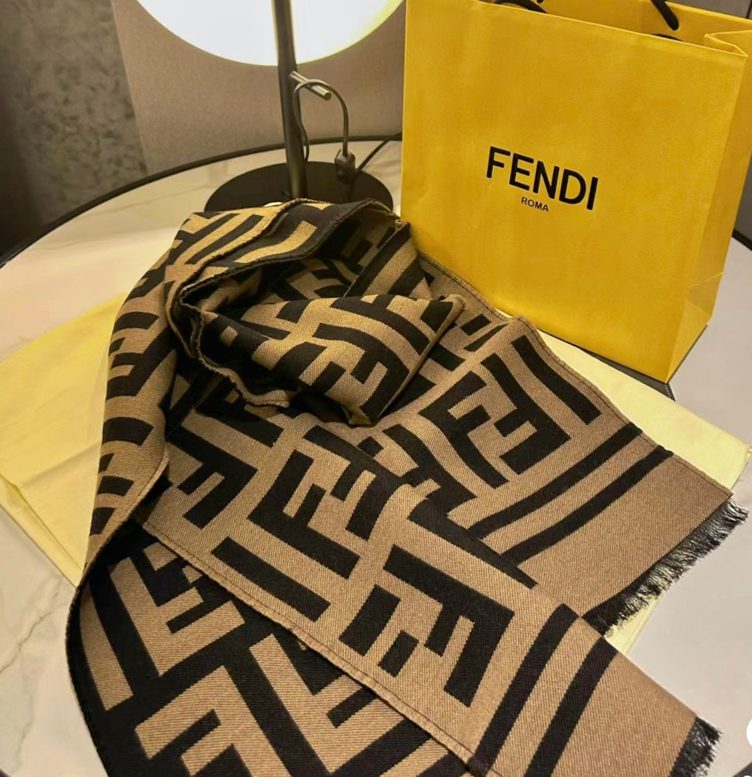 Fendi Wool and Silk 真絲羊毛雙面圍巾/500E550 🉐20800🇪🇺