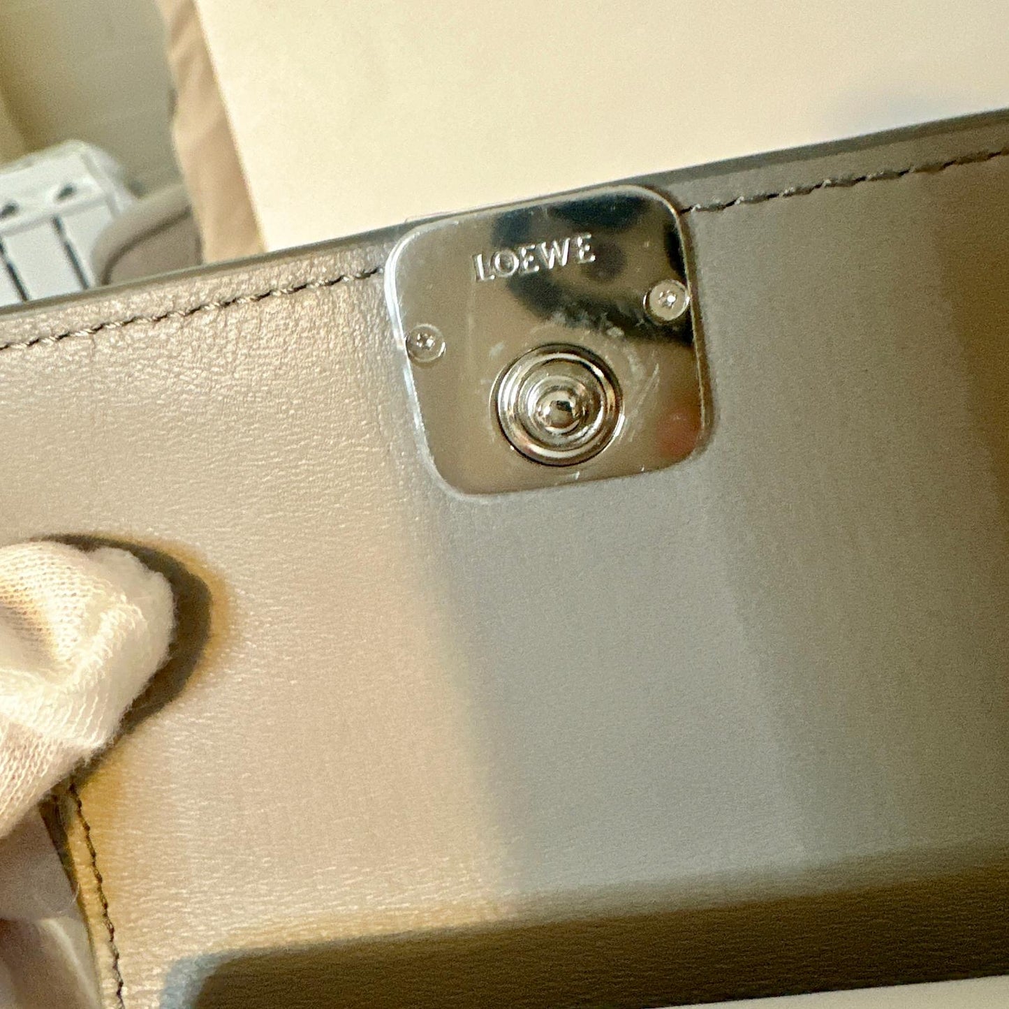 *現貨*Loewe▪️ Anagram Vertical S 小款三折短夾-珍珠灰 P14000 /T24000