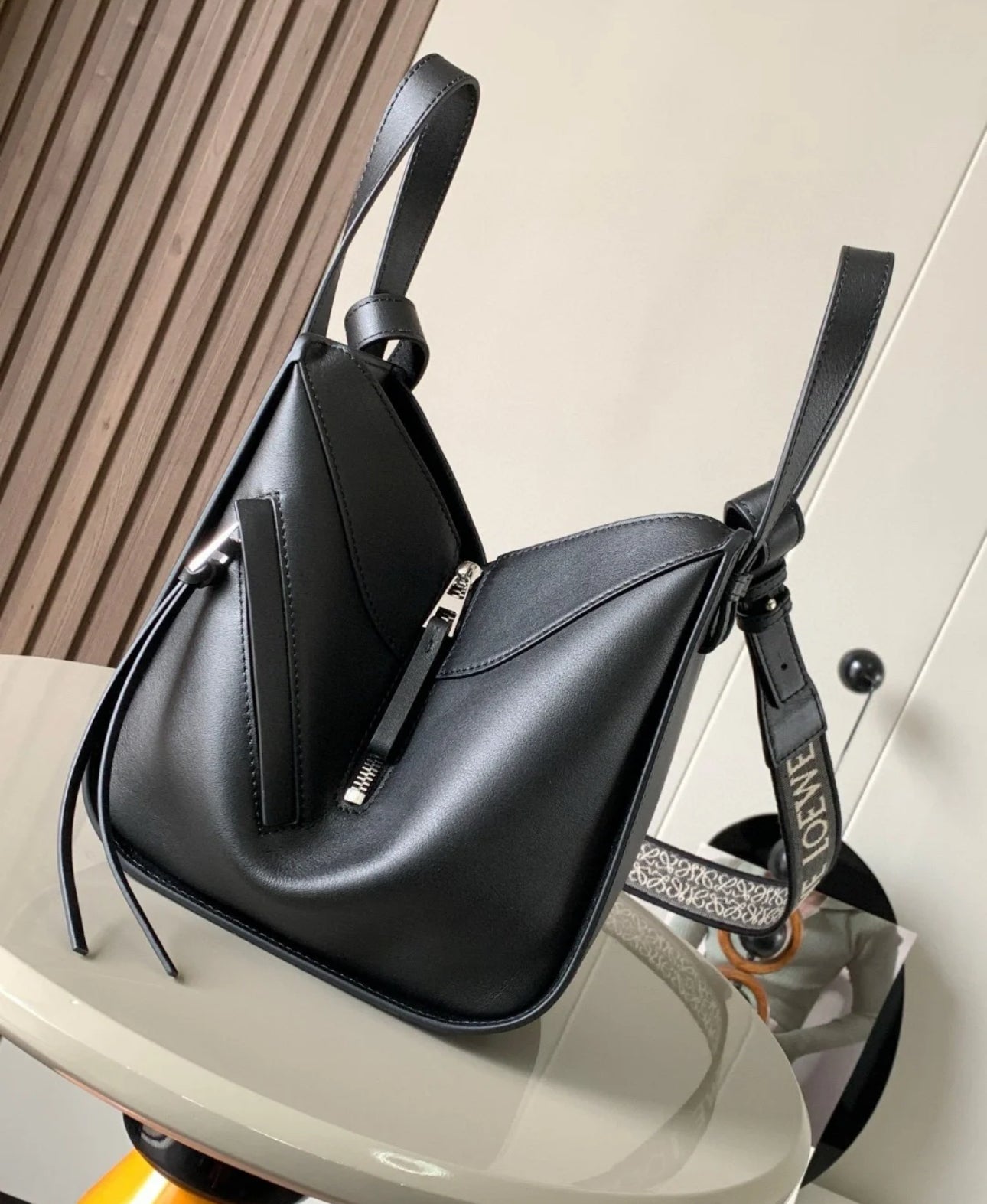 Loewe Compact Hammock 緞面小牛皮吊床包/2450