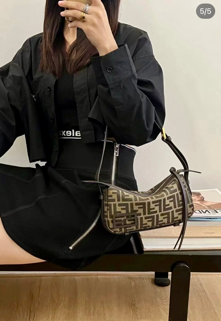 Fendi Simply Mini 迷你提花腋下包/1350E1500 🉐55000🇪🇺