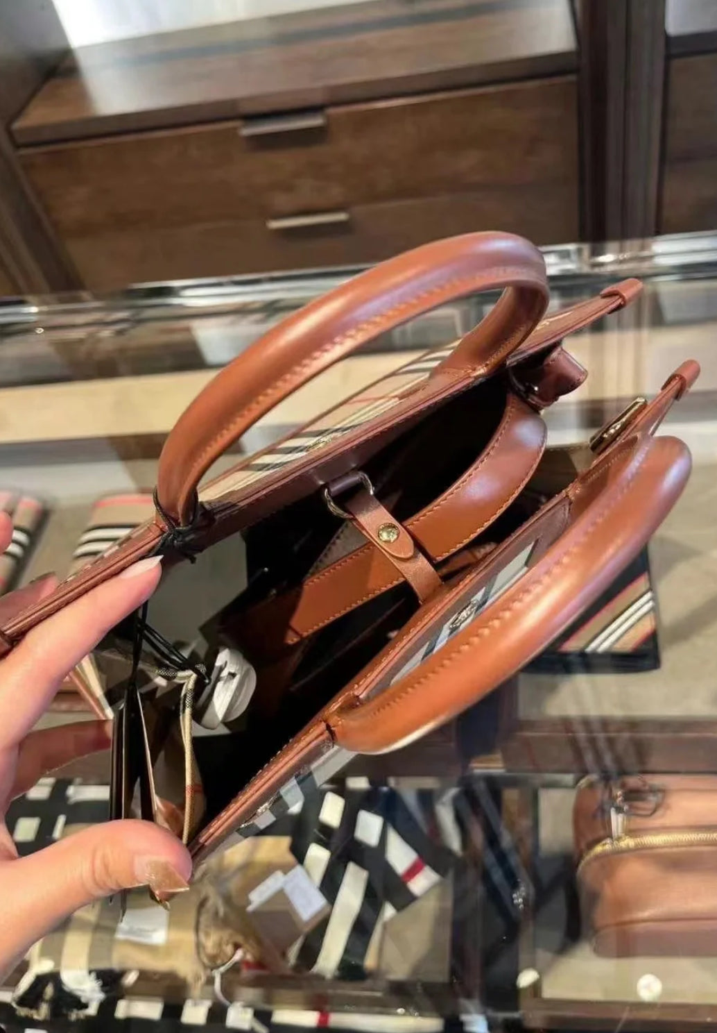 @Burberry Baby Title 格紋手拿包/1390P970 🔥下殺🉐36350