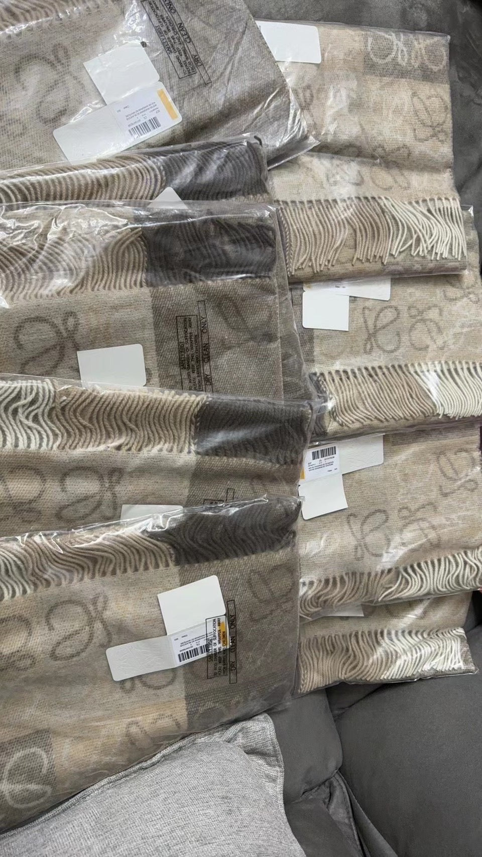 Loewe▪️Scarf in Wool and Cashmere 爆款LOGO羊絨圍巾/E450 K425