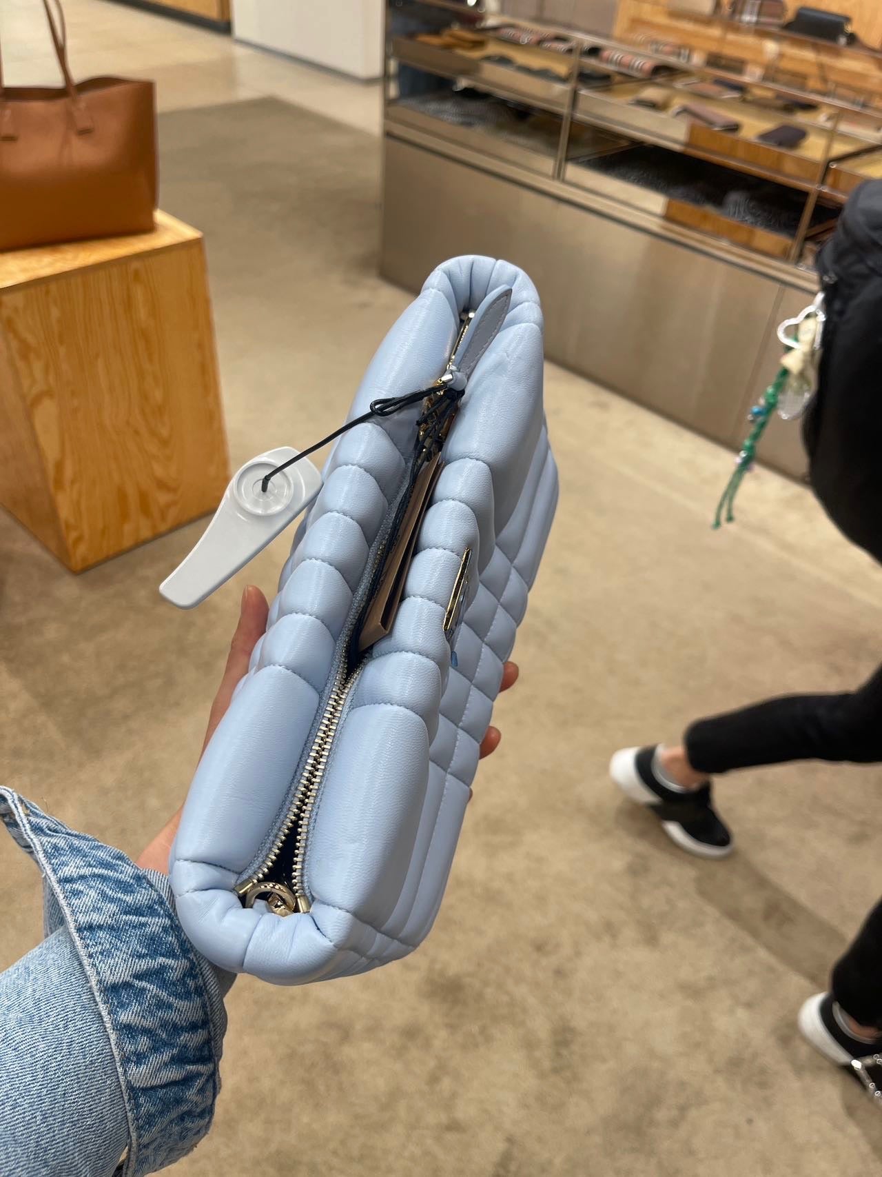 @Burberry Lola 縫線皮革雲朵包/1150P269 🔥下殺🉐12910