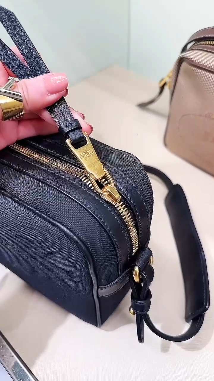 @Prada►Andoliera 刺繡LOGO帆布相機包/P690