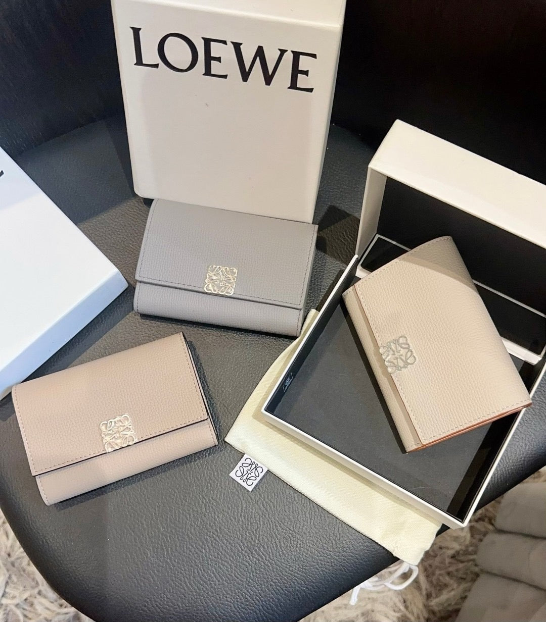 *現貨*Loewe▪️ Anagram Vertical S 小款三折短夾-珍珠灰 P14000 /T24000