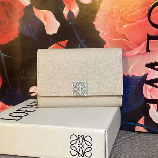 *現貨*Loewe▪️ Anagram Vertical S 小款三折短夾-幽靈白 P14000 /T24000