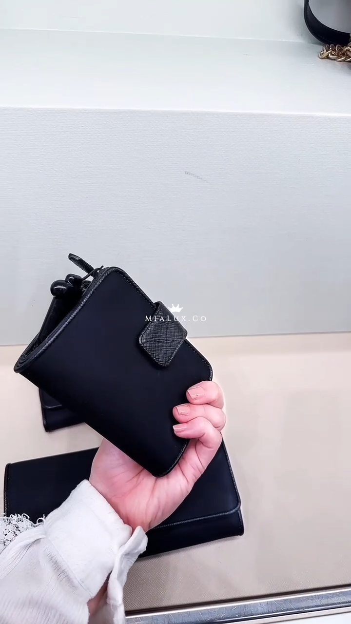 @Prada►Tessuto 尼龍三角標拉鍊對折短夾/P290