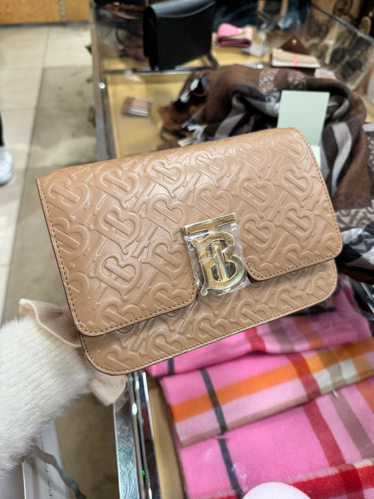 @Burberry TB 壓紋掀蓋斜背包/1225P599 🔥折上七折🉐19670