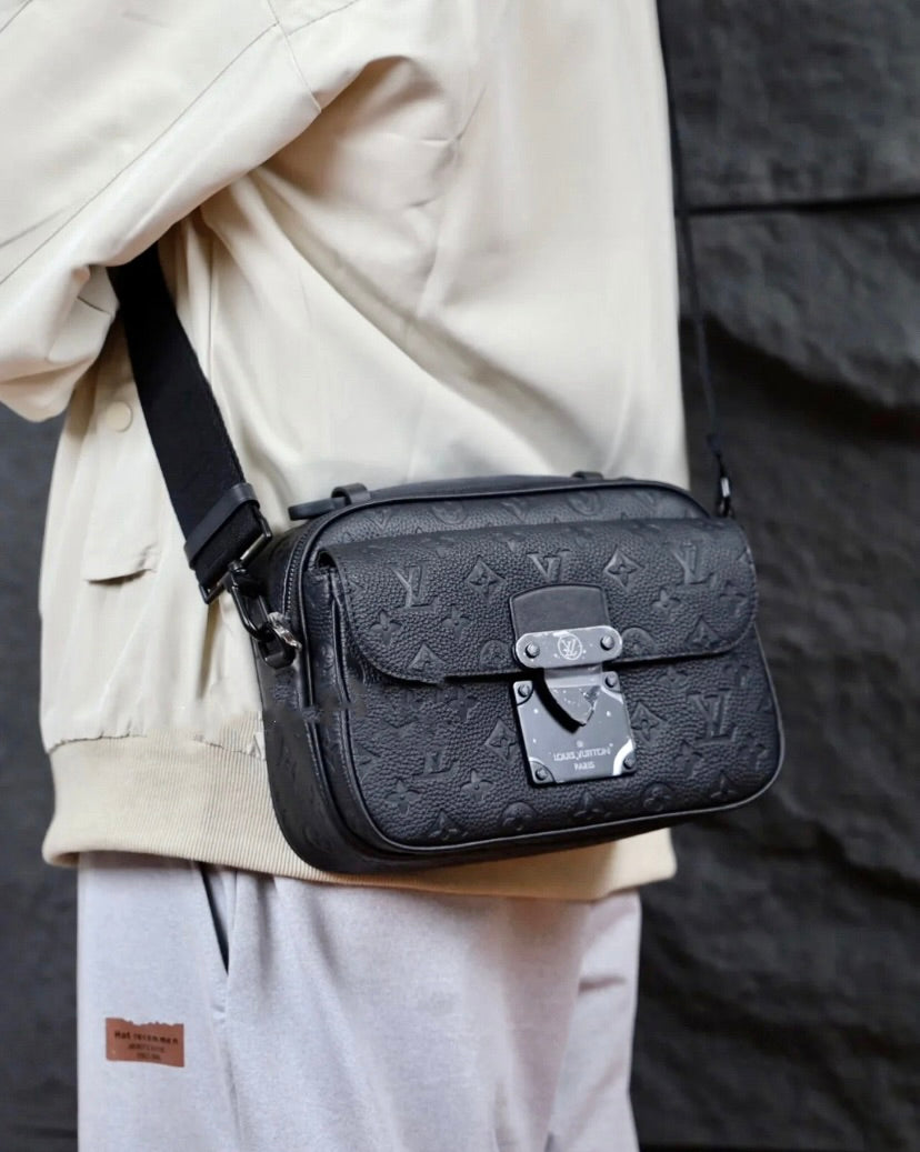 LV S Lock Messenger Bag 男生款郵差包/2610✨🉐108010