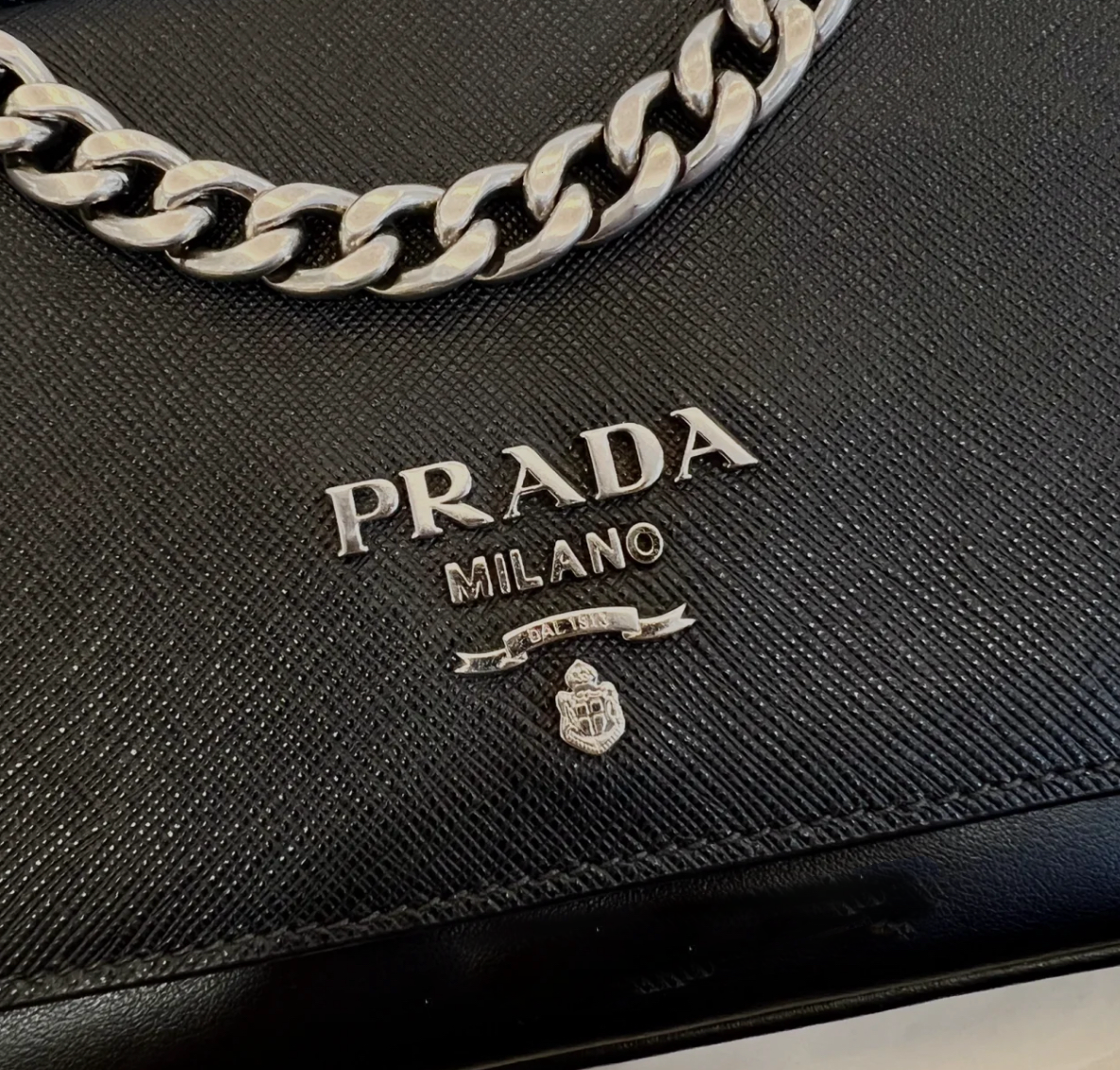 @Prada▪️PATTINA IN PELLE 翻蓋鏈條單肩包/965🔔限時折🉐44430