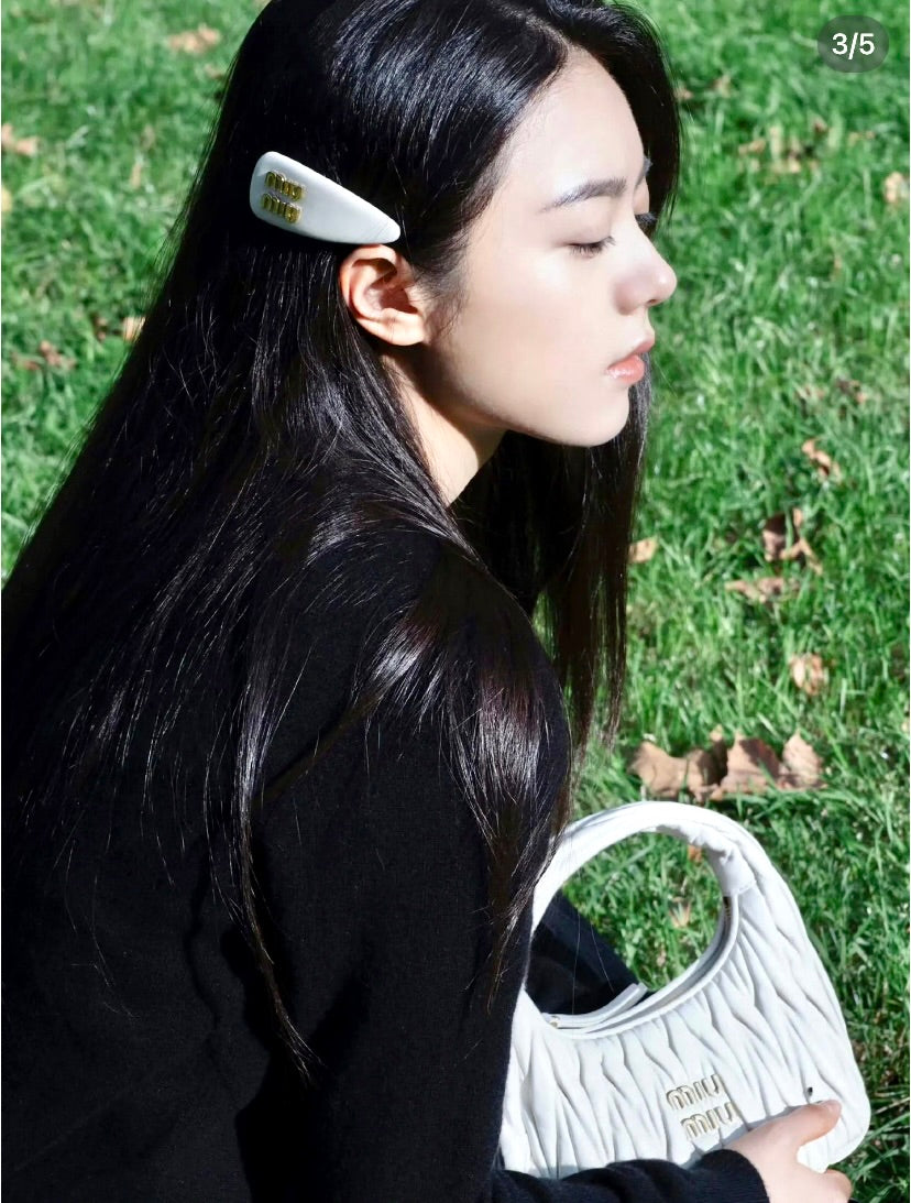 MiuMiu Patent Leather Hair Clip 漆皮髮夾/320E350 🍀🉐14200🇪🇺