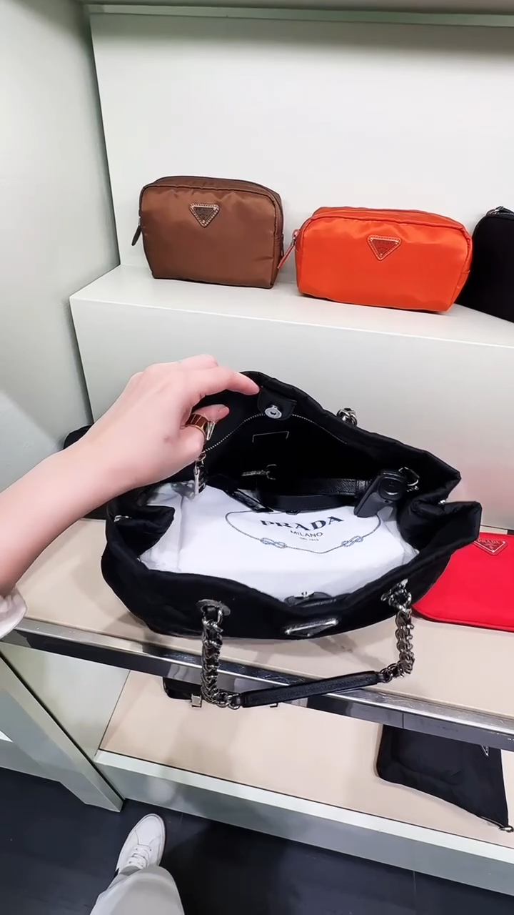 @Prada►Nylon 尼龍菱紋鍊包/P880🔔限時折🉐40400