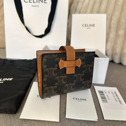 *現貨*Celine▪️Strap In Triomphe S 老花牛皮短夾-棕 P12000 /T20000